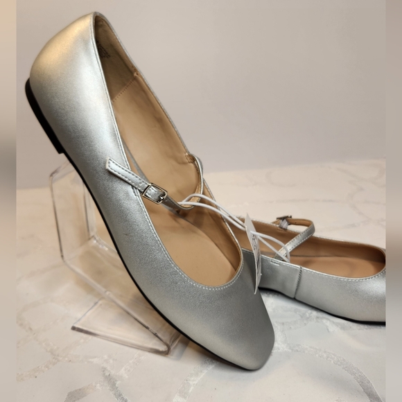 NWT Ann Taylor Loft Mary Jane Flat Silver Metallic Shoe Size 9 - Picture 1 of 6